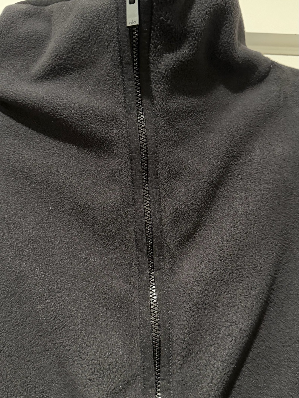 Auth. ✅ NWOT ALO Yoga Polar Fleece Retreat Cover- Up in “Black” Size Medium🖤 - Picture 3 of 10